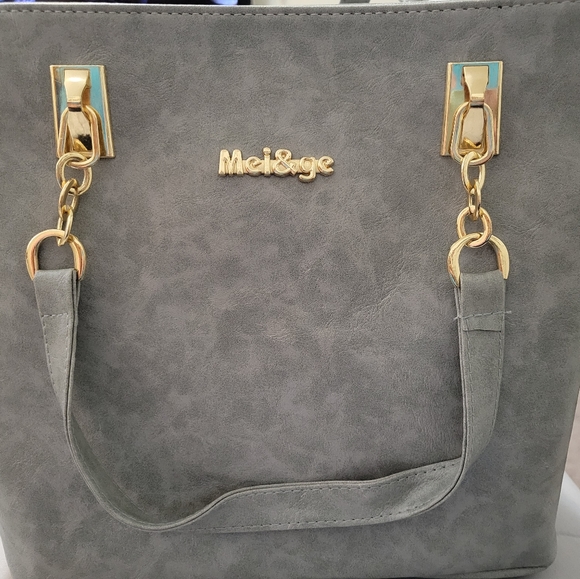 Purse set in light grey. Comes with 3 bags that can be used as purses, a wallet. - Picture 2 of 2